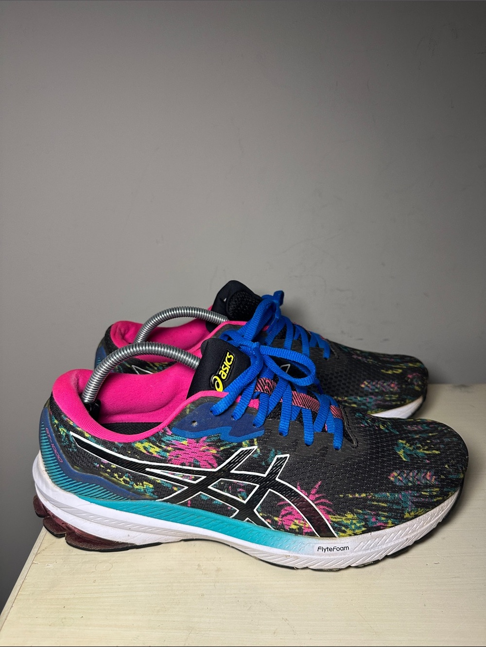 ASICS GT-2000 10 splatter paint dark gray with pink flytefoam running sneakers